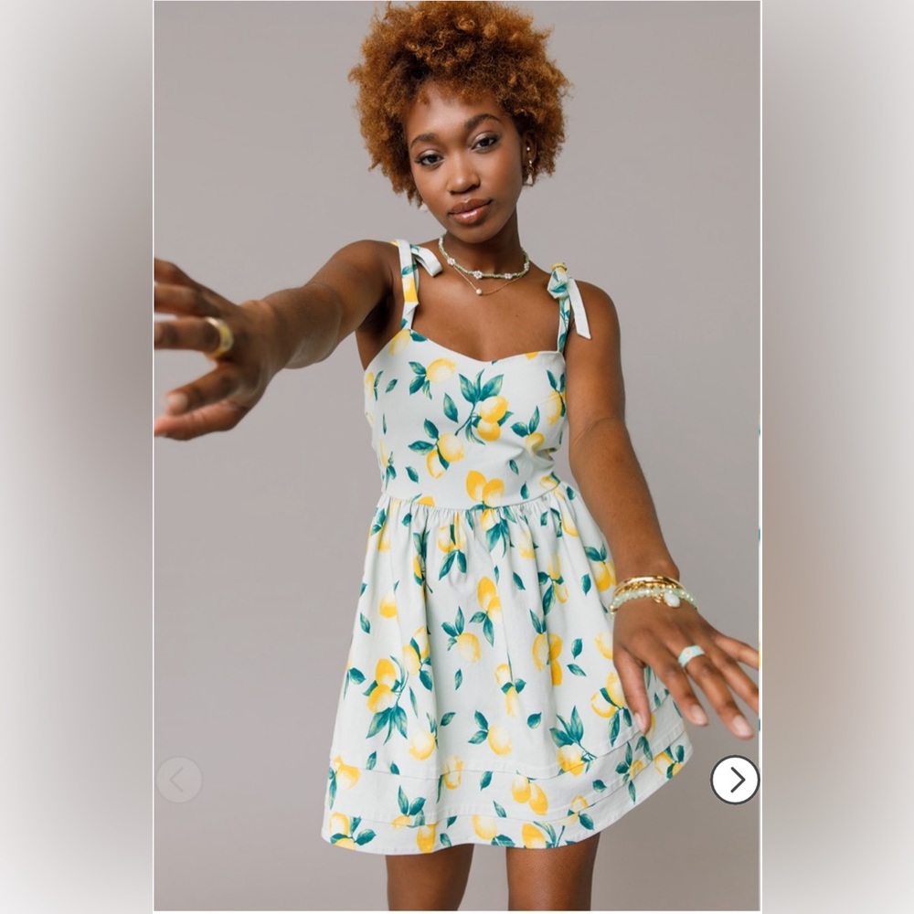 Very cute Francesca’s dress. In a size Xs. Out of stalk in stores right now.